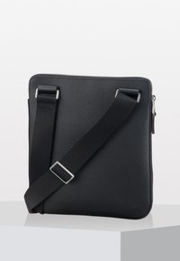 Borsa crossbody nera in materiale testurizzato, con chiusura a zip, tracolla regolabile e dettagli in metallo color argento.