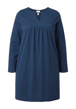 Tummansininen pitkähihainen mekko, jossa on avainaukko-kaula-aukko ja keräilytyksistä etuosassa, valmistettu pehmeästä ja kevyestä kankaasta.