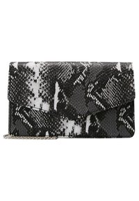 Clutch negro y blanco con estampado de serpiente, acabado en cuero texturizado, cierre magnético en la solapa y correa de cadena plateada desmontable.