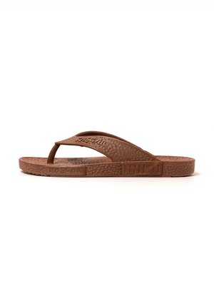 Chancla marrón con parte superior texturizada, tira delgada y detalle de marca en el lateral. Suela plana con superficie de agarre estampada. Diseño ligero.