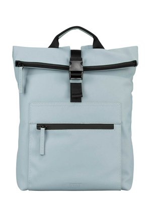 Sac à dos bleu clair avec fermeture roulante en haut sécurisée par une boucle noire, poche avant zippée et poignée noire sur fond blanc uni.