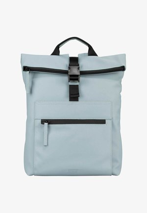 Sac à dos bleu clair avec fermeture roulante en haut sécurisée par une boucle noire, poche avant zippée et poignée noire sur fond blanc uni.