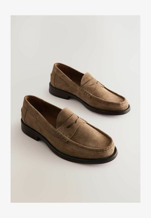 Braune Wildleder-Loafers mit gesticktem Design, flachem Absatz und Ledersohle. Sie verfügen über einen Penny-Loafer-Stil mit glatter Textur.