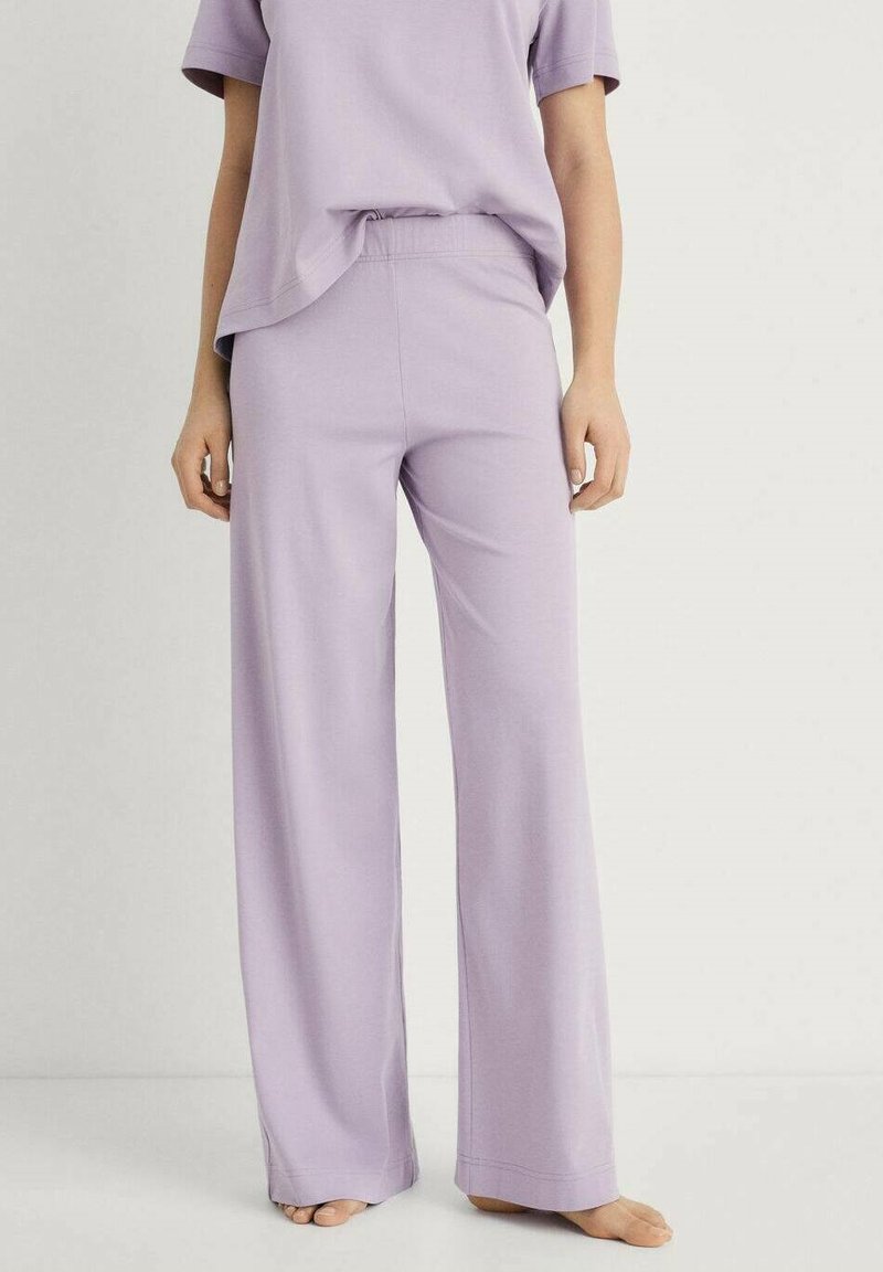 Pohodlný set loungewear v levandulové barvě, vyrobený z měkké látky. Horní část má volný střih, zatímco kalhoty mají široký střih nohavic.