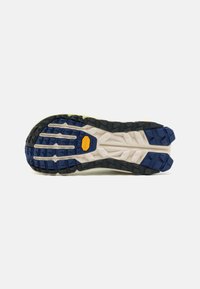 Solení trailových bot s kombinací barev černé, modré a béžové, vybavené agresivními drážkami pro přilnavost a flexibilitu. Přítomno logo Vibram.