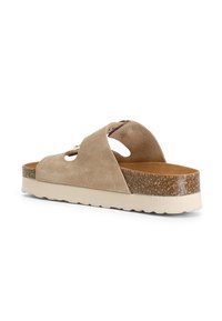 Beige suède sleehak sandaal met uitsnijdingen, verhoogd kurken platform en gestructureerde rubberen zool. Eenvoudige, open teenconstructie.