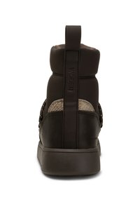 Botas de tobillo impermeables marrones con un acento texturizado y tejido, y una lengüeta. El diseño presenta un material suave y una suela resistente.