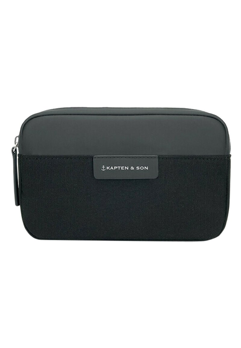 Czarna podróżna torba wykonana z dwóch materiałów, z gładkim syntetycznym wierzchem i teksturowanym dolnym fragmentem, z plakietką logo z przodu.