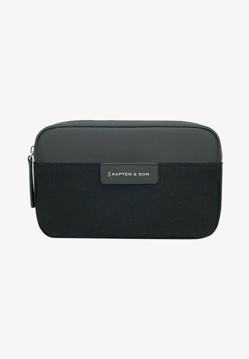 Czarna podróżna torba wykonana z dwóch materiałów, z gładkim syntetycznym wierzchem i teksturowanym dolnym fragmentem, z plakietką logo z przodu.