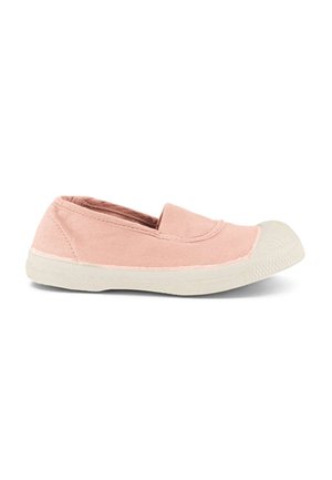 Chaussure slip-on en toile rose clair avec semelle en caoutchouc blanche et bout texturé, présentée sur un fond blanc.