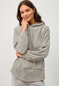 Šedá mikina vyrobená z měkké, strukturované látky. Obsahuje přední kapsu, kapuci a volné, nařasené rukávy. Jednoduchý, uvolněný design.