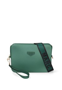 Borsa verde con un design elegante, tracolla con il testo "MARC" e chiusura con zip, che mette in mostra un aspetto moderno e stiloso.