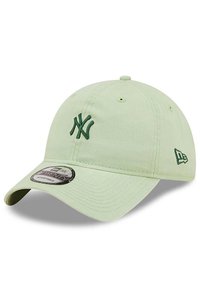 Helles grünes Baseballcap mit gebogenem Schirm, das auf der Vorderseite ein gesticktes dunkelgrünes NY-Logo und einen verstellbaren Verschluss auf der Rückseite hat.