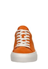 Orangene Wildledersneaker mit weißen Schnürsenkeln und einer strukturierten Gummisohle. Verfügt über eine abgerundete Zehenpartie und ein minimalistisches Design.