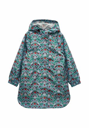 Dziecięca peleryna przeciwdeszczowa z kapturem na niebieskim tle z kolorowym wzorem truskawek i liści, elastycznymi mankietami oraz zapięciem na guziki z przodu.