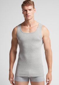 Top de tirantes acanalado gris con tirantes anchos, combinado con pantalones cortos gris a juego. La tela parece suave con un diseño ajustado y alargado.