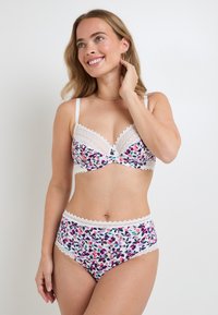 Bra bianco con pizzo e slip alto con un motivo floreale in rosa e viola su uno sfondo bianco, con spalline regolabili.
