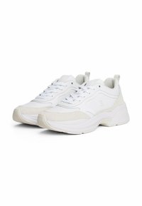 Białe sportowe sneakersy z połączeniem gładkich i zamszowych faktur, z wiązaniami, grubą podeszwą i minimalistycznym stylem z detalem logo.