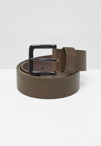 Cinturón marrón texturizado con una hebilla de metal negro y una correa a juego. Presenta un patrón estampado y un lazo para asegurar la longitud sobrante.