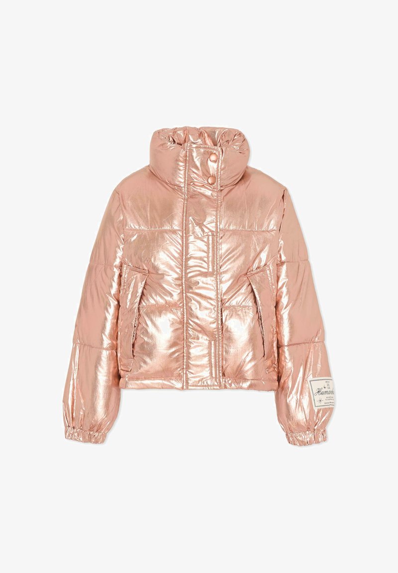 Roze gouden metallic pufferjack met een hoge kraag, drukknoopsluiting, elastische manchetten en twee zijzakken. Heeft een cropped ontwerp en een labelpatch.