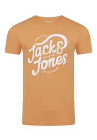 Camiseta de algodón de manga corta en color naranja claro con un estampado gráfico blanco que muestra un texto en espiral que dice "Jack & Jones" y "Diecinueve Noventa."