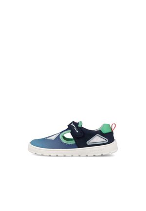 Zapatilla infantil azul y azul marino con detalles en verde y blanco, paneles de malla, una correa de velcro y suela de goma blanca.