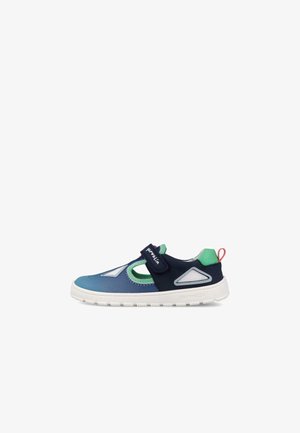 Zapatilla infantil azul y azul marino con detalles en verde y blanco, paneles de malla, una correa de velcro y suela de goma blanca.