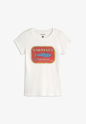 T-shirt blanc à manches courtes avec un graphisme d'une sardine bleue dans une boîte de sardines rouge et jaune étiquetée "SARDINES" et "THINKING MU".