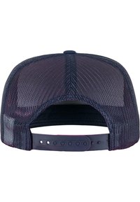 Gorra trucker de malla en color marino con una parte delantera de tela sólida, cierre de snapback y forma redondeada. Cuenta con agujeros de ventilación y un pico estructurado.