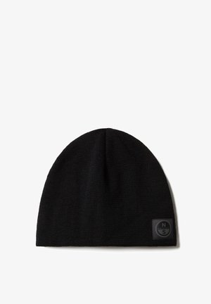 Berretto nero a maglia con finitura testurizzata, caratterizzato da una piccola toppa con logo nero sul lato. Materiale morbido, forma aderente e design senza cuciture.