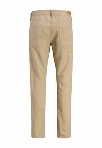 Pantalon beige à jambes droites vu de dos avec deux poches plaquées arrière et une petite étiquette de marque en cuir marron sur la ceinture.
