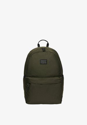 Olivengrøn rygsæk med topgreb, forlommelomme med lynlås og sort "Superdry Outdoor Originals" logo-patch på glat stof.