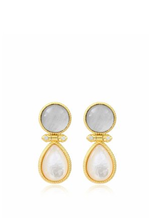 Boucles d’oreilles à monture dorée avec une pierre grise ronde en haut et une perle blanche en forme de goutte en bas, reliées par de petits accents d’opale.