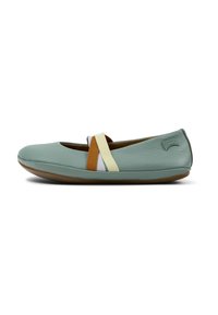 Bailarina de cuero azul claro con suela marrón flexible, que presenta correas elásticas multicolores en el empeine y puntera redondeada.