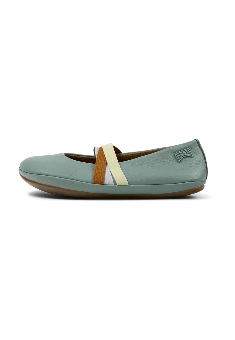 Bailarina de cuero azul claro con suela marrón flexible, que presenta correas elásticas multicolores en el empeine y puntera redondeada.