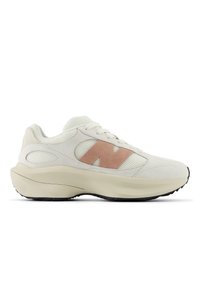 Lätta sportskor i off-white mesh med en suedes logo i persikofärg, böjd sula och texturerade detaljer på övre delen.