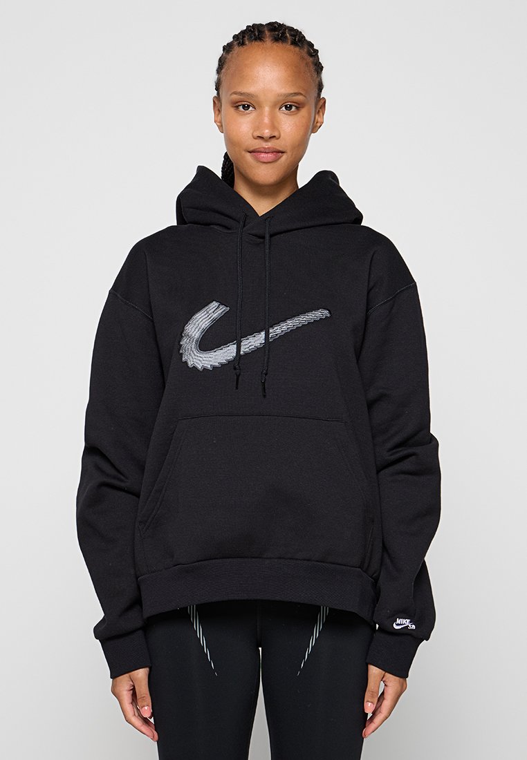 Hoodie Nike noir avec un grand logo swoosh brodé sur la poitrine, poche frontale kangourou et capuche à cordon. Matière en mélange de coton.