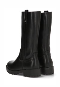 Botas de cuero negro hasta la rodilla con una textura suave, puntera redonda y suela de goma resistente. Presentan una lengüeta y detalles de costura mínimos.
