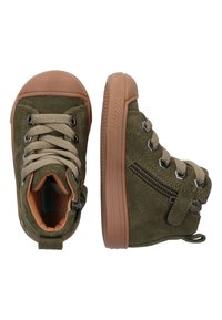 Donkergroene suède hoge sneakers met beige veters, een bruine rubberen neuskap en een zijrits voor gemakkelijke toegang. Beschikt over een gegolfde zool.