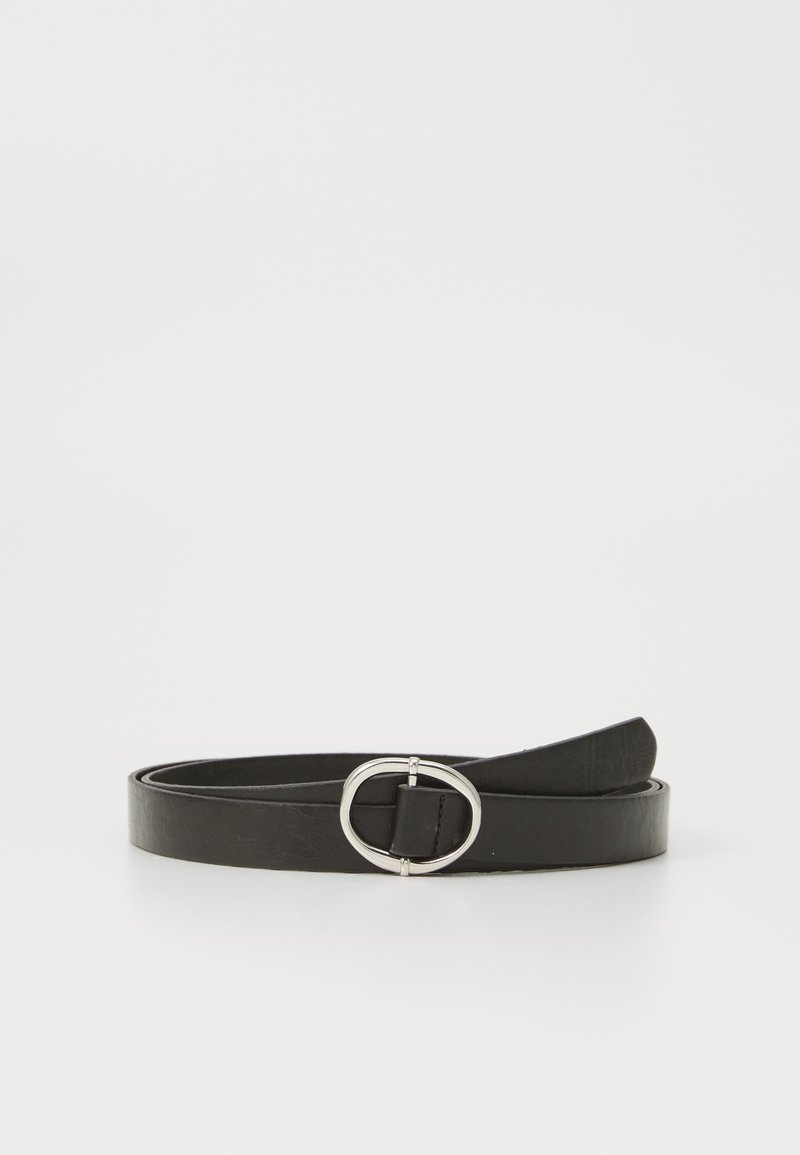 Cinto de couro preto com um elegante fecho oval em prata, design plano, textura suave e acabamento limpo com extremidade afunilada.