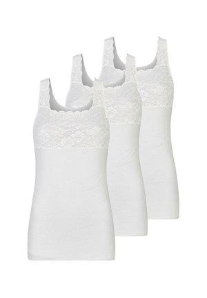 Drei weiße Tanktops mit breiter Spitze am Ausschnitt und den Trägern, die eine figurnahe Passform und einen weichen, dehnbaren Stoff aufweisen.