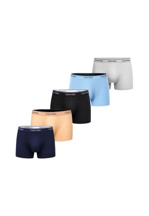 Pět párů pánských boxerek Calvin Klein v bílé, světle modré, černé, béžové a námořnické modré barvě v diagonálním řádku.
