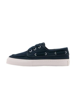 Navyblå lavtop sneakers med hvid sål, snørebånd foran og metaløjer på ensartet hvid baggrund.