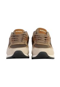 Scarpe sportive marroni e beige con un mix di materiali scamosciati e in rete, dotate di lacci tondi e suola in gomma nera. Logo sulla linguetta.