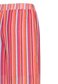 Gros plan sur un pantalon en tricot coloré avec des rayures verticales rouge, rose, orange, blanc, vert et violet, montrant la ceinture et les détails de la couture latérale.