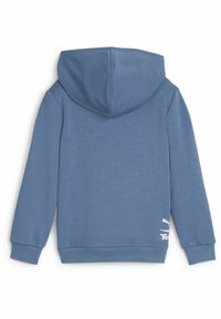 Modrá mikina s kapucňou, vyrobená z jemného materiálu. Má rebrované manžety a lem, malý detail loga v bielej farbe na dolnej pravej strane.