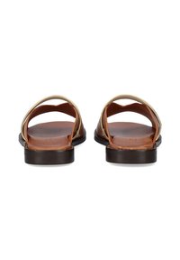 Sandalias de cuero marrón con diseño abierto, que cuentan con una banda ancha en la parte superior y una suela plana de goma. Construcción minimalista con textura suave.
