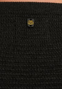Zwart gestructureerde stof met een geweven patroon, voorzien van een PME Legend logo-label in geel en zwart aan de achterkant.