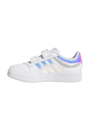 Baskets blanches avec deux bandes Velcro, présentant trois rayures bleues et argentées, et un accent irisé sur le talon.