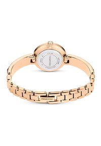 Zegarek ze stali nierdzewnej w kolorze różowego złota z polerowanym wykończeniem, posiadający okrągłą kopertę, bransoletę ogniwową i wyraźny kryształ na koronie.